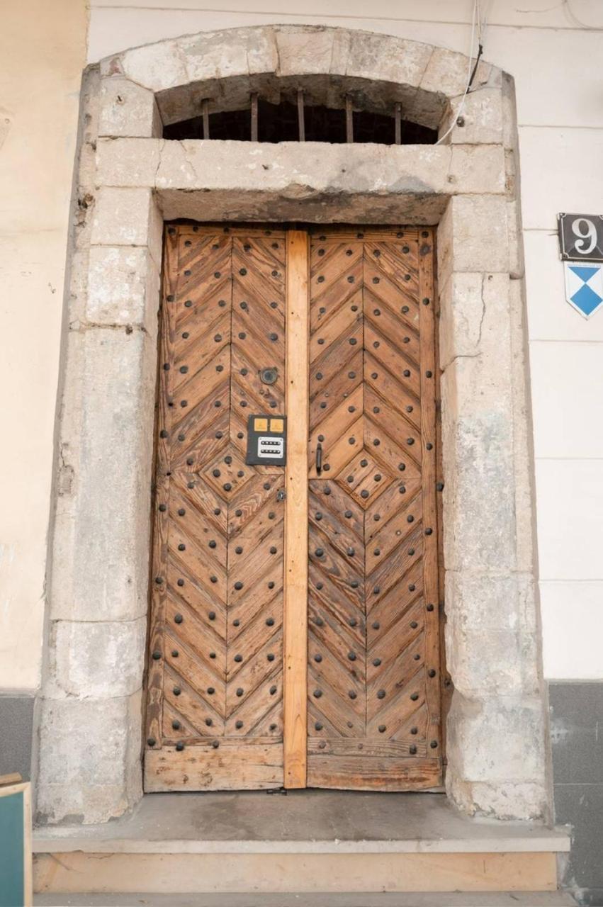 Apartament - Lesi Ukrainky 18  Lviv Extérieur photo